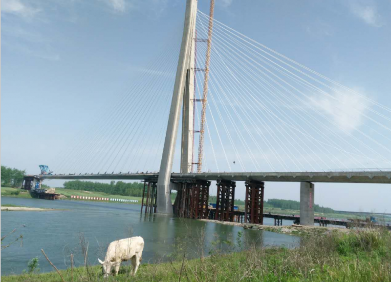 國內(nèi)***大跨度獨(dú)塔斜拉鐵路橋今天合龍1