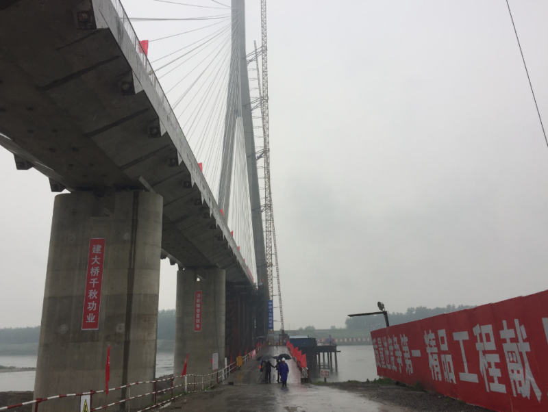 國內(nèi)***大跨度獨(dú)塔斜拉鐵路橋今天合龍4
