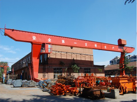 L型吊鉤門(mén)式起重機(jī)